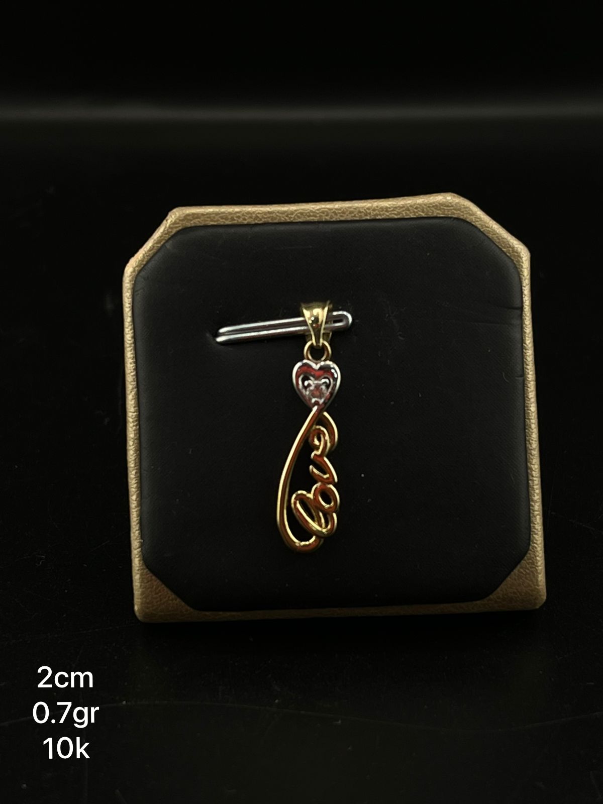 Dije de love con detalles en oro blanco en oro de 10k