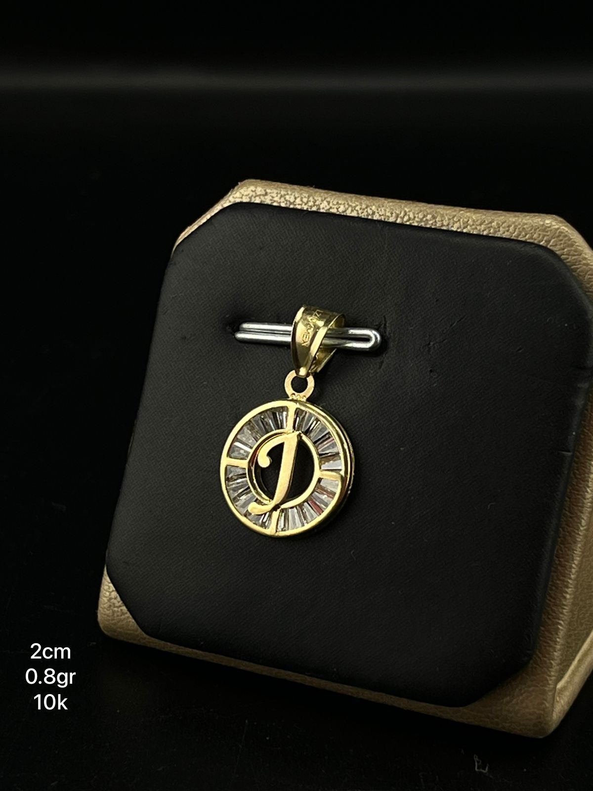 Dije de letra (J) en oro italiano de 10k