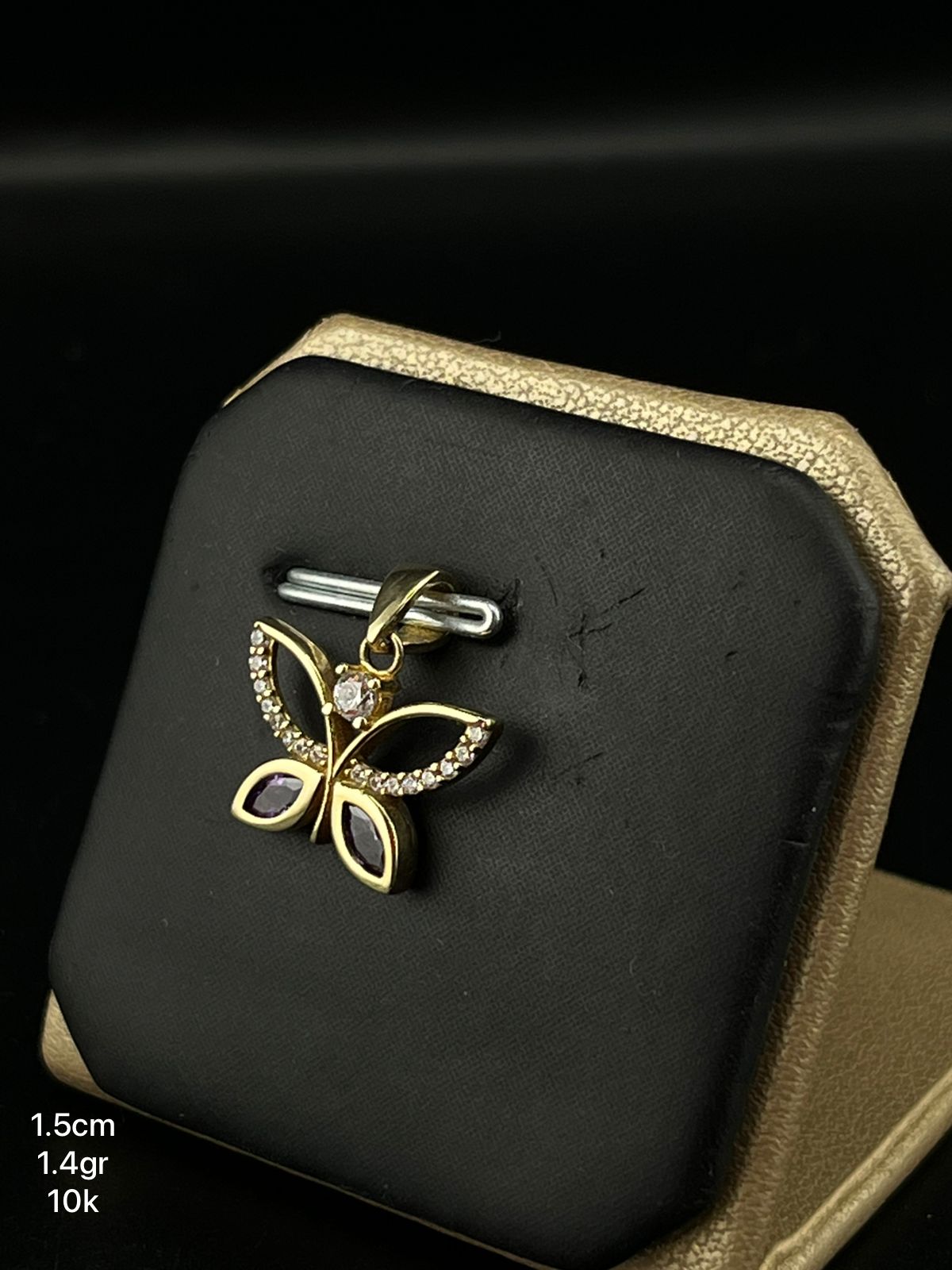 Dije de mariposa con detalles en piedra zirconia en oro italiano 10k